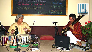 Pepe Chiriboga en las tablas, Christian Becker en el sitar
